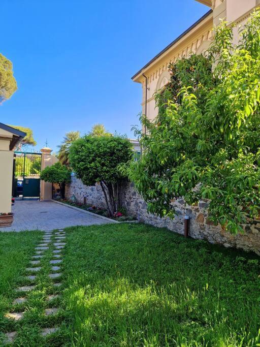 Serra Di Mare Casa Con Giardino Ліворно Екстер'єр фото